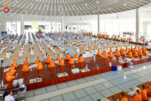 ภาพ No.214702:วันเสาร์ที่ 5 เมษายน พ.ศ. 2568 พิธีถวายภัตตาหารเมนูสวรรค์ "เพื่อการบรรลุธรรม" ณ หอฉันคุณยายอาจารย์ฯ วัดพระธรรมกาย