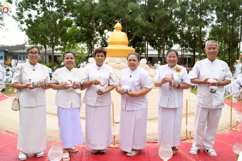 ภาพ No.238306:วันเสาร์ที่ 9 สิงหาคม พ.ศ. 2568 พิธีกลั่นแผ่นดิน โปรยทราย และจุดประทีปถวายเป็นพุทธบูชา จ.ระยอง สถาปนาองค์พระเจดีย์เพื่อสร้างสันติภาพโลก ณ ศูนย์ปฏิบัติธรรมระยอง(บ้านช่องลม) ต.บางบุตร อ.บ้านค่าย จ.ระยอง