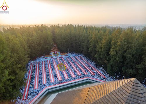 ภาพ No.190182:พิธีตักบาตรพระธรรมยาตรา ณ อนุสรณ์สถานลำดับที่ 1 สถานที่เกิดด้วยรูปกายเนื้อ อนุสรณ์สถานมหาวิหารพระมงคลเทพมุนี (โลตัสแลนด์) อ.สองพี่น้อง จ.สุพรรณบุรี ในโครงการธรรมยาตรา กตัญญูบูชา มหาปูชนียาจารย์ พระมงคลเทพมุนี(สด จนฺทสโร) พระผู้ปราบมาร อนุสรณ์สถาน 7 แห่ง 