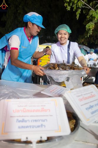 ภาพ No.190382:สาธุชนถวายภัตตาหารเป็นสังฆทาน แด่พระธรรมยาตรา ณ อนุสรณ์สถานมหาวิหารพระมงคลเทพมุนี (โลตัสแลนด์) อ.สองพี่น้อง จ.สุพรรณบุรี ในโครงการธรรมยาตรา กตัญญูบูชา มหาปูชนียาจารย์ พระมงคลเทพมุนี(สด จนฺทสโร) พระผู้ปราบมาร แห่ง ปีที่ 13 วันที่ 7 มกราคม พ.ศ.2568