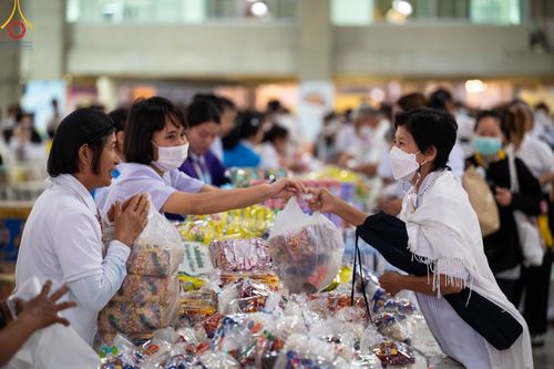 ภาพ No.105205:พิธีตักบาตรฉลองพระบวชใหม่ รุ่นบูชาธรรมมหาปูชนียาจารย์ และต้อนรับศักราชใหม่ วันจันทร์ที่ 1 มกราคม พ.ศ. 2567 ณ ลานธรรมพระมหาธรรมกายเจดีย์ วัดพระธรรมกาย