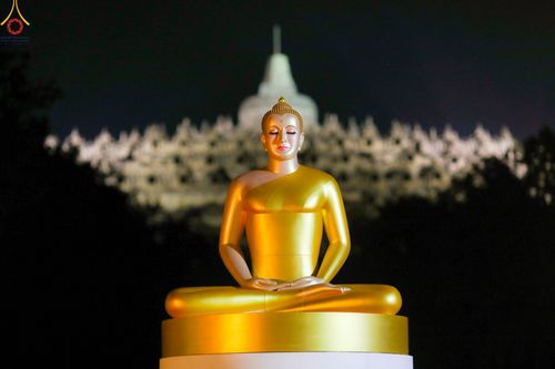 ภาพ No.104172:พิธีจุดประทีป ถวายเป็นพุทธบูชา สามเณรธรรมทายาทชาวอินโดนีเซียกว่า 1,000 รูป ณ มหาเจดีย์บุโรพุทโธ ประเทศอินโดนีเซีย ในวันที่ 23 ธันวาคม พ.ศ. 2566