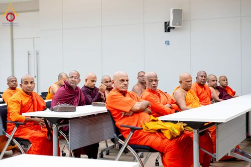 ภาพ No.222520:วันที่ 21 เมษายน พ.ศ. 2568 หลวงพ่อทัตตชีโวต้อนรับคณะสงฆ์ศรีลังกา ณ อาคาร 100 ปี คุณยายมหารัตนอุบาสิกาจันทร์ ขนนกยูง วัดพระธรรมกาย