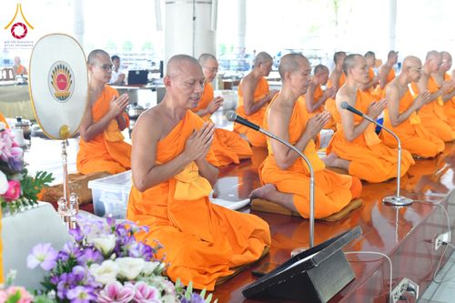 ภาพ No.198022:พิธีถวายภัตตาหารแด่พระภิกษุ สามเณร  บูชาธรรมคุณยายอาจารย์มหารัตนอุบาสิกาจันทร์ ขนนกยูง เนื่องในวาระวันคล้ายวันเกิดครบ 116 ปี วันอาทิตย์ที่ 19 มกราคม พ.ศ. 2568 ณ หอฉันคุณยายอาจารย์ฯ วัดพระธรรมกาย