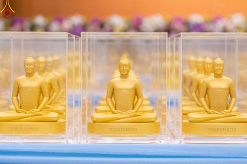 ภาพ No.159437:สัมมนาพิเศษและพิธีมอบองค์พระธรรมกาย 2,000 องค์ ณ ห้องแก้วสารพัดนึก 1 วัดพระธรรมกาย วันอาทิตย์ต้นเดือนที่ 6 ตุลาคม พ.ศ. 2567