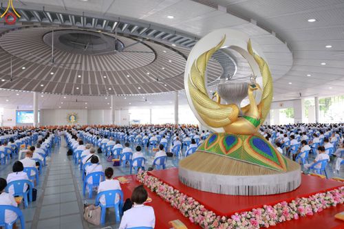 ภาพ No.91511:พิธีบุพเปตพลี ครั้งที่ 142 ร่วมอุทิศบุญแด่หมู่ญาติที่ล่วงลับไปแล้ว และสืบทอดอายุพระพุทธศาสนา วันอาทิตย์ที่ 29 ตุลาคม พ.ศ. 2566 (วันพระขึ้น 15 ค่ำ เดือน 11) ณ หอฉันคุณยายอาจารย์ฯ วัดพระธรรมกาย