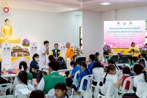 ภาพ No.230307:วันจันทร์ที่ 30 มิถุนายน พ.ศ. 2568 เจ้าอาวาสวัดพระธรรมกาย เยี่ยมอนุโมทนาให้กำลังใจ บุคลากรทางการแพทย์-เจ้าหน้าที่ผู้ปฏิบัติงาน โครงการรถตัดแว่นสายตาเคลื่อนที่สภากาชาดไทย เพื่อเด็กนักเรียนในชนบท พื้นที่จังหวัดปทุมธานี