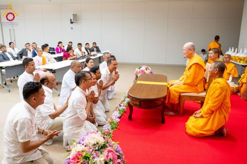 ภาพ No.222674:วันที่ 23 เมษายน พ.ศ. 2568 หลวงพ่อทัตตชีโวต้อนรับคณะสงฆ์เนปาล ณ อาคาร 100 ปี คุณยายมหารัตนอุบาสิกาจันทร์ ขนนกยูง วัดพระธรรมกาย