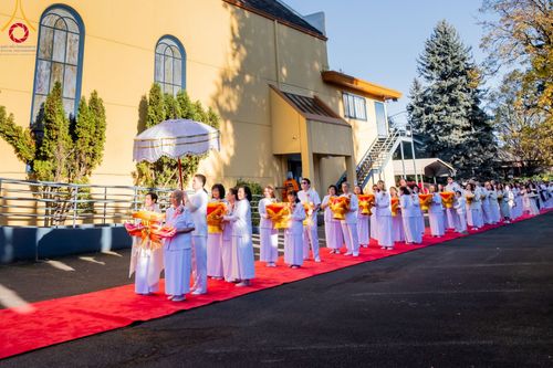 ภาพ No.100908:พิธีทอดกฐินบรมจักรพรรดิสร้างทุกสิ่ง ณ วัดพระธรรมกายออเรกอน ประเทศสหรัฐอเมริกา  วันอาทิตย์ ที่ 26 พฤศจิกายน พ.ศ. 2566