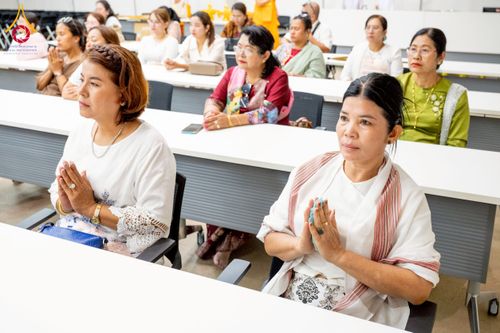 ภาพ No.222619:วันที่ 23 เมษายน พ.ศ. 2568 หลวงพ่อทัตตชีโวต้อนรับคณะสงฆ์เมียนมาร์ ณ อาคาร 100 ปี คุณยายมหารัตนอุบาสิกาจันทร์ ขนนกยูง วัดพระธรรมกาย