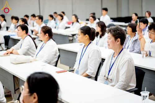 ภาพ No.222478:วันที่ 21 เมษายน พ.ศ. 2568 หลวงพ่อทัตตชีโวต้อนรับคณะสงฆ์จีน ณ อาคาร 100 ปี คุณยายมหารัตนอุบาสิกาจันทร์ ขนนกยูง วัดพระธรรมกาย