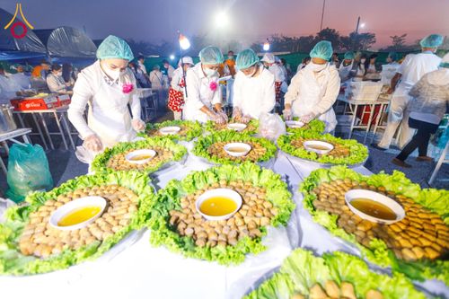 ภาพ No.201764:พิธีถวายภัตตาหารเป็นสังฆทาน แด่พระธรรมยาตรา ณ อนุสรณ์สถานบางปลา วัดบางปลา อำเภอบางเลน จังหวัดนครปฐม ในโครงการธรรมยาตรา กตัญญูบูชา มหาปูชนียาจารย์ พระมงคลเทพมุนี(สด จนฺทสโร) พระผู้ปราบมาร อนุสรณ์สถาน 7 แห่ง ปีที่ 13 วันที่ 26 มกราคม พ.ศ. 2568