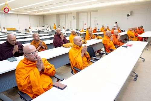 ภาพ No.222998:วันที่ 24 เมษายน พ.ศ. 2568 หลวงพ่อทัตตชีโวต้อนรับคณะสงฆ์ศรีลังกา ณ อาคาร 100 ปี คุณยายมหารัตนอุบาสิกาจันทร์ ขนนกยูง วัดพระธรรมกาย