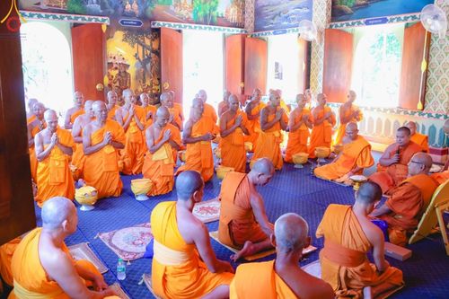 ภาพ No.186417:พิธีตัดปอย ปลงผม เวียนประทักษิณ  มอบบาตรผ้าไตร ขอขมาผู้ปกครอง และพิธีบรรพชาอุปสมบท  โครงการอุปสมบทหมู่บูชาธรรมมหาปูชนียาจารย์  ประจำปี 2567 ณ ศูนย์ปฏิบัติธรรมภาคใต้และวัดคงคาเลียบ อ.บางกล่ำ จ.สงขลา วันอาทิตย์ที่ 8 ธันวาคม พ.ศ. 2567