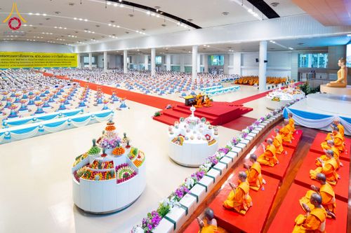 ภาพ No.215261:วันอาทิตย์ต้นเดือนที่ 6 เมษายน พ.ศ. 2568 พิธีบูชาข้าวพระ สภาธรรมกายสากล วัดพระธรรมกาย