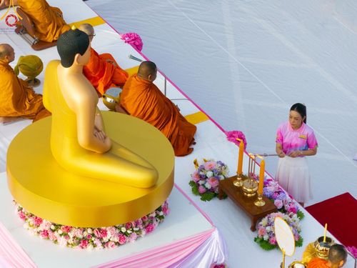 ภาพ No.150761:พิธีเจริญพระพุทธมนต์ และทำบุญตักบาตรแด่คณะสงฆ์ จำนวน 121 รูป เนื่องในโอกาสฉลองครบรอบ 120 ปี อำเภอคลองหลวง จังหวัดปทุมธานี เพื่อถวายเป็นพุทธบูชา ช่วยเหลือผู้ประสบความเดือดร้อนจากอุทกภัย และคณะสงฆ์ 323 วัด 4 จังหวัดชายแดนภาคใต้ วันเสาร์ที่ 31 สิงหาคม พ.ศ. 