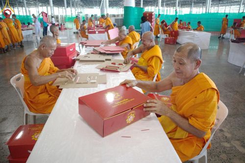 ภาพ No.210834:วันที่ 15 มีนาคม พ.ศ. 2568  บุญบรรจุกล่องไทยธรรม เพื่อถวายแด่พระสังฆาธิการ 40,000 กว่าวัดทั่วไทย ในวันคุ้มครองโลก 22 เมษายน พ.ศ. 2568