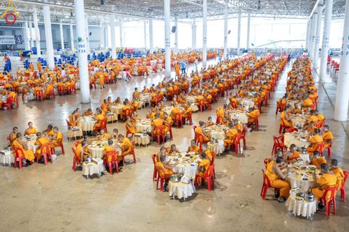 ภาพ No.180774:พิธีถวายภัตตาหารเมนูสวรรค์ และพิธีถวายอุปกรณ์กันหนาว แด่คณะพระภิกษุสามเณรวัดพระธรรมกาย วันอาทิตย์ที่ 8 ธันวาคม พ.ศ.2567 ณ สภาธรรมกายสากล วัดพระธรรมกาย