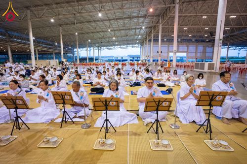 ภาพ No.202644:พิธีถวายภัตตาหารเป็นสังฆทาน แด่พระธรรมยาตรา ณ วัดพระธรรมกาย ตำบลคลองสาม อำเภอคลองหลวง จังหวัดปทุมธานี ในโครงการธรรมยาตรา กตัญญูบูชา มหาปูชนียาจารย์ พระมงคลเทพมุนี(สด จนฺทสโร) พระผู้ปราบมาร อนุสรณ์สถาน 7 แห่ง ปีที่ 13 วันที่ 28 มกราคม พ.ศ. 2568