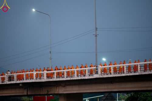 ภาพ No.101779:ตักบาตรพระ 10,000 รูป เติมบุญให้แผ่นดิน เนื่องในโอกาส 192 ปี จังหวัดกาญจนบุรี หนึ่งในโครงการตักบาตรพระ 2,000,000 รูป  77 จังหวัดทุกวัดทั่วไทย วันจันทร์ที่ 11 ธันวาคม พ.ศ. 2566 บริเวณถนนสองแคว (SKY WALK) เมืองกาญจนบุรี