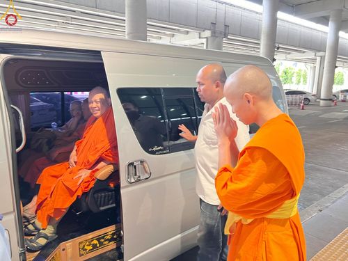 ภาพ No.60277:การต้อนรับพระสังฆาธิการ 10,000 กว่าวัดทั่วประเทศ พิธีมอบปัจจัยช่วยเหลือครู 4 จังหวัดชายแดนภาคใต้ พิธีปฏิบัติธรรม ในวันคุ้มครองโลก วันจันทร์ที่ 22 เมษายน พ.ศ.2567 ณ วัดพระธรรมกาย จ.ปทุมธานี