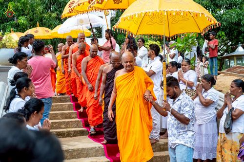 ภาพ No.262959:วันที่ 22 ตุลาคม พ.ศ. 2568 พิธีทอดกฐินสมทบ วัดกัลยาณมิตรต่างประเทศ  บูชาธรรม 81 ปี หลวงพ่อธัมมชโย ณ วัดโกฮอน ราชมหาวิหารายา และวัดศรีสุธรรมมารามายา   เมืองมาตะเล ประเทศศรีลังกา 