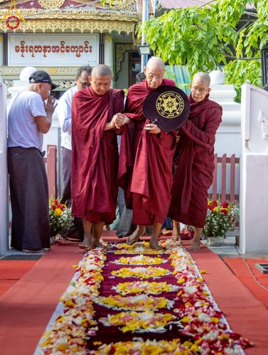 ภาพ No.220064:วันพุธที่ 16 เมษายน พ.ศ. 2568 วัดพระธรรมกายถวายมหาสังฆทาน มอบสิ่งของและทุนทรัพย์กว่า 4 ล้านบาท บรรเทาทุกข์ 181 วัดแผ่นดินไหวเมียนมา