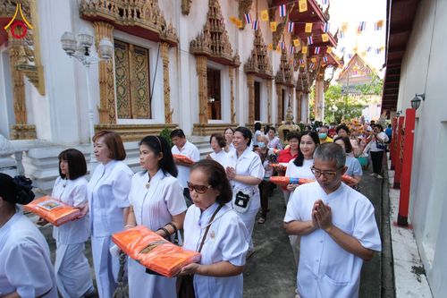 ภาพ No.182554:พิธีทอดกฐิน ณ วัดจันทร์นอก กรุงเทพมหานคร  ในโครงการทอดกฐินสามัคคีทั่วไทย 30,000 วัด บูชาธรรม 80 ปี หลวงพ่อธัมมชโย โดยคณะศิษยานุศิษย์วัดพระธรรมกาย วันที่ 10 พฤศจิกายน พ.ศ. 2567