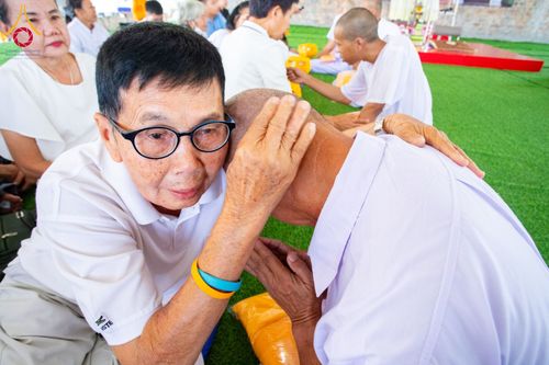 ภาพ No.181494:พิธีขอขมาผู้ปกครอง, พิธีมอบบาตรผ้าไตร, พิธีบรรพชาสามเณร โดยพระครูวิบูลย์เจติยาทร รองเจ้าคณะจังหวัดลำพูน ณ ธุดงคสถานลำพูน ต.เหล่ายาว  อ.บ้านโฮ่ง จ.ลำพูน วันที่ 5 ธันวาคม พ.ศ. 2567