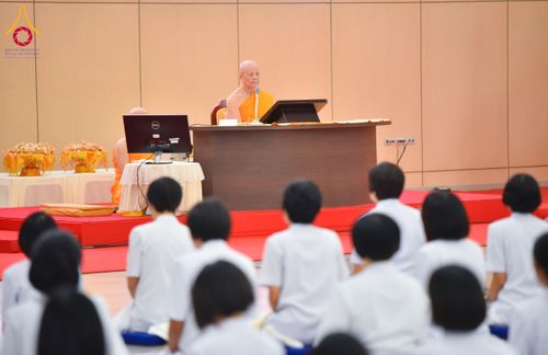 ภาพ No.161628:พิธีรับดวงแก้วนักเรียนบาลี ผู้สมัครสอบในนามวัดพระธรรมกาย วันพุธที่ 2 ตุลาคม พ.ศ. 2567 ณ เทวสภา อาคารร้อยปีคุณยายอาจารย์ฯ วัดพระธรรมกาย จ.ปทุมธานี