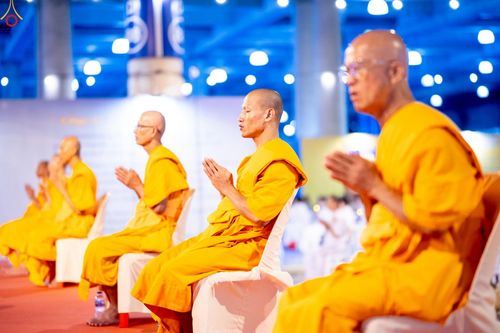 ภาพ No.244366:วันที่ 7 กันยายน พ.ศ. 2568 พิธีฉลองชัยสวดมนต์บทธัมมจักกัปปวัตตนสูตร 7,681,108,108 จบ ณ มหารัตนวิหารคด วัดพระธรรมกาย