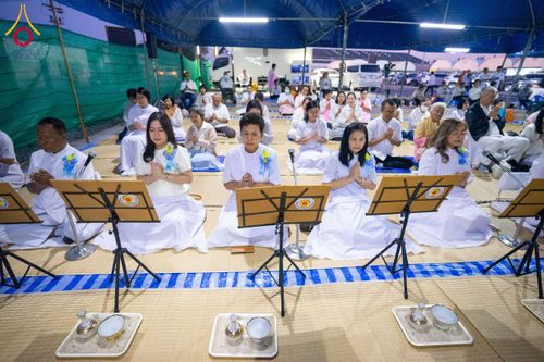 ภาพ No.192500:พิธีถวายภัตตาหารเป็นสังฆทาน แด่พระธรรมยาตรา ณ อนุสรณ์สถานคลองบางนางแท่น อ.สามพราน จ.นครปฐม ในโครงการธรรมยาตรา กตัญญูบูชา มหาปูชนียาจารย์ พระมงคลเทพมุนี(สด จนฺทสโร) พระผู้ปราบมาร อนุสรณ์สถาน 7 แห่ง ปีที่ 13 วันที่ 10 มกราคม พ.ศ. 2568