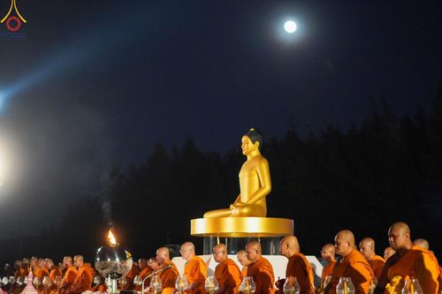 ภาพ No.175907:พิธีจุดประทีปโคมลาน, โคมลอยและลอยกระทง ถวายประทีปเป็นพุทธบูชา สร้างความสว่างไสวให้กับแผ่นดินด้วยแสงธรรม วันที่ 15 พฤศจิกายน พ.ศ. 2567 ณ พุทธอุทยานนานาชาติ อ.โพนพิสัย จ.หนองคาย