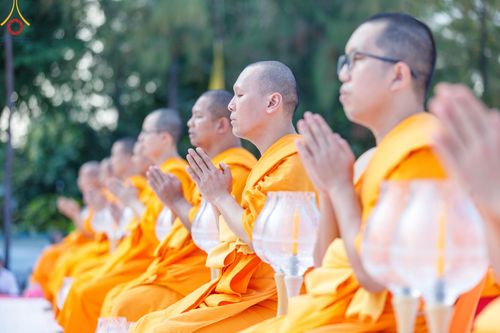ภาพ No.192605:พิธีจุดประทีปถวายเป็นพุทธบูชา และบูชาธรรมมหาปูชนียาจารย์ ณ อนุสรณ์สถานคลองบางนางแท่น อ.สามพราน จ.นครปฐม ในโครงการธรรมยาตรา กตัญญูบูชา มหาปูชนียาจารย์ พระมงคลเทพมุนี(สด จนฺทสโร) พระผู้ปราบมาร อนุสรณ์สถาน 7 แห่ง ปีที่ 13 วันที่ 10 มกราคม พ.ศ. 2568