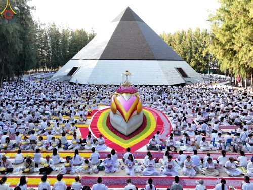 ภาพ No.188720:พิธีต้อนรับพระธรรมยาตรา ในโครงการธรรมยาตรา กตัญญูบูชา มหาปูชนียาจารย์ พระมงคลเทพมุนี(สด จนฺทสโร) พระผู้ปราบมาร อนุสรณ์สถาน 7 แห่ง ปีที่ 13 วันที่ 3 มกราคม พ.ศ. 2568 ณ อนุสรณ์สถานมหาวิหารพระมงคลเทพมุนี (โลตัสแลนด์) อ.สองพี่น้อง จ.สุพรรณบุรี