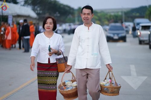 ภาพ No.180379:พิธีตักบาตรพระ ๑,๐๐๐ รูป ฉลองเมืองลำปาง ๑,๓๔๔ ปี วันเสาร์ที่ ๗ ธันวาคม พ.ศ. ๒๕๖๗ ณ ลานพระบรมราชานุสาวรีย์ พระนเรศวรมหาราช อ.เกาะคา จ.ลำปาง