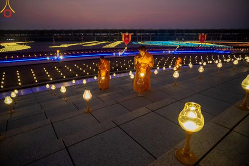 ภาพ No.122180:พิธีจุดประทีปถวายเป็นพุทธบูชา และบูชาธรรมมหาปูชนียาจารย์ พระมงคลเทพมุนี(สด จนฺทสโร) ในโครงการธรรมยาตรา กตัญญูบูชา มหาปูชนียาจารย์ พระมงคลเทพมุนี(สด จนฺทสโร) พระผู้ปราบมาร อนุสรณ์สถาน 7 แห่ง ปีที่ 12 วันที่ 31 มกราคม พ.ศ. 2567 ณ วัดพระธรรมกาย จ.ปทุมธานี (