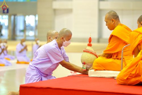 ภาพ No.101623:พิธีขอบรรพชา, พิธีขอสรณคมน์และศีล, พิธีถวายบาตร ในโครงการอุปสมบทหมู่ รุ่นบูชาธรรมมหาปูชนียาจารย์ ณ วัดพระธรรมกาย วันที่ 9 ธันวาคม พ.ศ. 2566