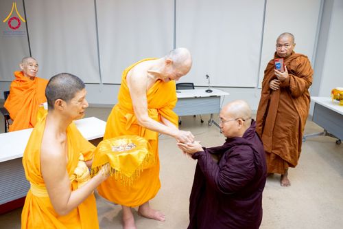 ภาพ No.223047:วันที่ 24 เมษายน พ.ศ. 2568 หลวงพ่อทัตตชีโวต้อนรับคณะสงฆ์เมียนมา ณ อาคาร 100 ปี คุณยายมหารัตนอุบาสิกาจันทร์ ขนนกยูง วัดพระธรรมกาย