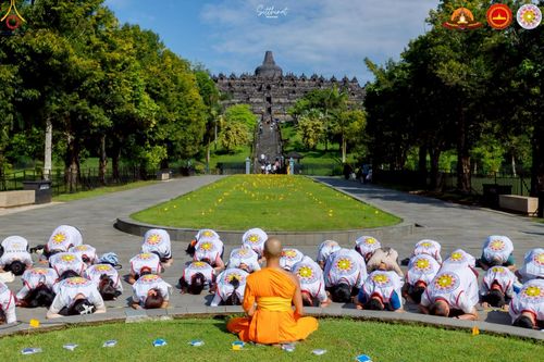 ภาพ No.224709:วันที่ 11 -12 พฤษภาคม พ.ศ. 2568 คณะพระอาจารย์ เจ้าหน้าที่ อาสาสมัคร นักศึกษา ทั้งชาวอินโดนีเซีย และชาวไทย ร่วมแรงร่วมใจ เตรียมงาน เก็บงาน ในวันวิสาขบูชา ณ พระมหาเจดีย์บรมพุทโธ ประเทศอินโดนีเซีย