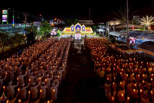 ภาพ No.235101:วันจันทร์ที่ 28 กรกฎาคม พ.ศ. 2568 พิธีถวายเครื่องราชสักการะและวางพานพุ่ม และพิธีจุดเทียนถวายพระพรชัยมงคล เนื่องในโอกาสวันเฉลิมพระชนมพรรษา พระบาทสมเด็จพระวชิรเกล้าเจ้าอยู่หัว ณ บริเวณหน้าอาคารสำนักงาน เทศบาลเมืองคลองหลวง จ.ปทุมธานี