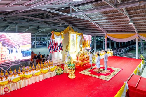 ภาพ No.146386:พิธีถวายเครื่องราชสักการะและวางพานพุ่ม และพิธีจุดเทียนถวายพระพรชัยมงคลแด่ พระบาทสมเด็จพระเจ้าอยู่หัว เนื่องในโอกาสพระราชพิธี มหามงคลเฉลิมพระชนมพรรษา 6 รอบ 28 กรกฎาคม 2567 วันอาทิตย์ที่ 28 กรกฎาคม พ.ศ. 2567  ณ อาคารโถงช้างฯ วัดพระธรรมกาย อ.คลองหลวง จ.ปทุม