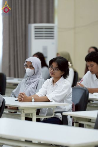 ภาพ No.227480:วันที่ 30 พฤษภาคม พ.ศ. 2568 สันติสุขจากสมาธิ แผ่ไพศาลในแดนอิเหนา : พระสงฆ์ไทยเยือนวิทยาลัยราเดนวิจายา อินโดนีเซีย