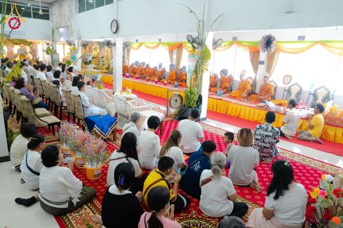 ภาพ No.177017:พิธีทอดกฐิน ณ วัดมงคลรัตน์ อ.ลำลูกกา จ.ปทุมธานี ในโครงการทอดกฐินสามัคคีทั่วไทย 30,000 วัด บูชาธรรม 80 ปี หลวงพ่อธัมมชโย โดยคณะศิษยานุศิษย์วัดพระธรรมกาย วันที่ 10 พฤศจิกายน พ.ศ. 2567