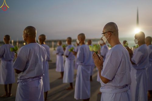 ภาพ No.101383:พิธีเวียนประทักษิณ, พิธีวันทาเจดีย์, พิธีขอขมาและมอบผ้าไตร ในโครงการอุปสมบทหมู่ รุ่นบูชาธรรมมหาปูชนียาจารย์ ณ วัดพระธรรมกาย ในวันที่ 9 ธันวาคม พ.ศ. 2566