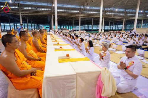 ภาพ No.202265:พิธีถวายภัตตาหารเป็นสังฆทาน แด่พระธรรมยาตรา ณ วัดพระธรรมกาย ตำบลคลองสาม อำเภอคลองหลวง จังหวัดปทุมธานี ในโครงการธรรมยาตรา กตัญญูบูชา มหาปูชนียาจารย์ พระมงคลเทพมุนี(สด จนฺทสโร) พระผู้ปราบมาร อนุสรณ์สถาน 7 แห่ง ปีที่ 13 วันที่ 27 มกราคม พ.ศ. 2568