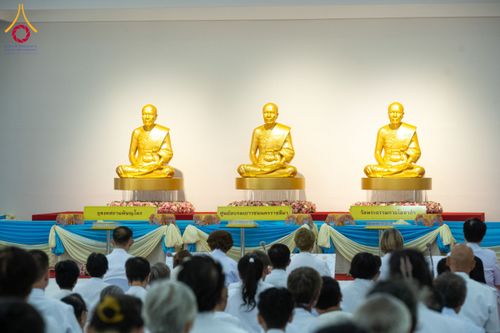 ภาพ No.160761:พิธีเจริญพระพุทธมนต์ และปิดแผ่นทองรูปเหมือน พระเดชพระคุณพระมงคลเทพมุนี (สด จนฺทสโร) พระผู้ปราบมาร จำนวน 3 องค์ วันเสาร์ที่ 5 ตุลาคม พ.ศ. 2567 ณ อาคารปลูกศรัทธา 2 (ชานชลาเดิม) วัดพระธรรมกาย อ.คลองหลวง จ.ปทุมธานี
