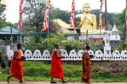 ภาพ No.139374:พิธีตักบาตรรอบเมืองดัมบุลล่า เทศกาลวิสาขบูชาแห่งชาติ ศรีลังกา เมื่อวันที่ 16 พฤษภาคมที่ผ่านมา คณะสงฆ์จากวัดพระธรรมกาย และคณะพระภิกษุสามเณรศรีลังกา ในโครงการสยาม-ลังกา ธรรมยาตรา ฉลองเทศกาลวิสาขบูชาแห่งชาติ ศรีลังกา บูชาธรรม 80 ปีหลวงพ่อธัมมชโย