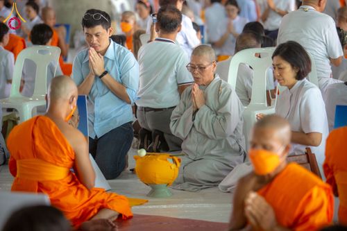 ภาพ No.62519:พิธีถวายบาตรเเละไทยธรรม ในโครงการอุปสมบทหมู่ บูชาธรรมหลวงพ่อธัมมชโย พ.ศ.2567 ณ ลานธรรม พระมหาธรรมกายเจดีย์ วันที่ 13 เมษายน พ.ศ.2567