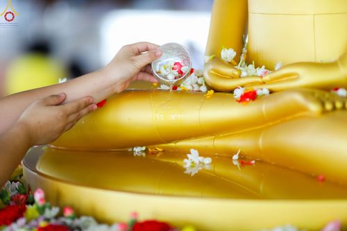 ภาพ No.80228:สาธุชนร่วมสรงน้ำพระและทำบุญ เนื่องในวันสงกรานต์ ณ หอฉันคุณยายอาจารย์ฯ วัดพระธรรมกาย วันที่ 13 เมษายน พ.ศ. 2566